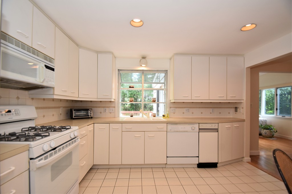 82 Albemarle Road Norwood, MA 02062 - Photo 6 of 26 Gallery Image 6