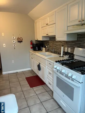 $2,600 | 433 Holly Avenue, Unit 2, Paramus, NJ 07652