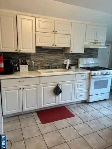 $2,600 | 433 Holly Avenue, Unit 2, Paramus, NJ 07652