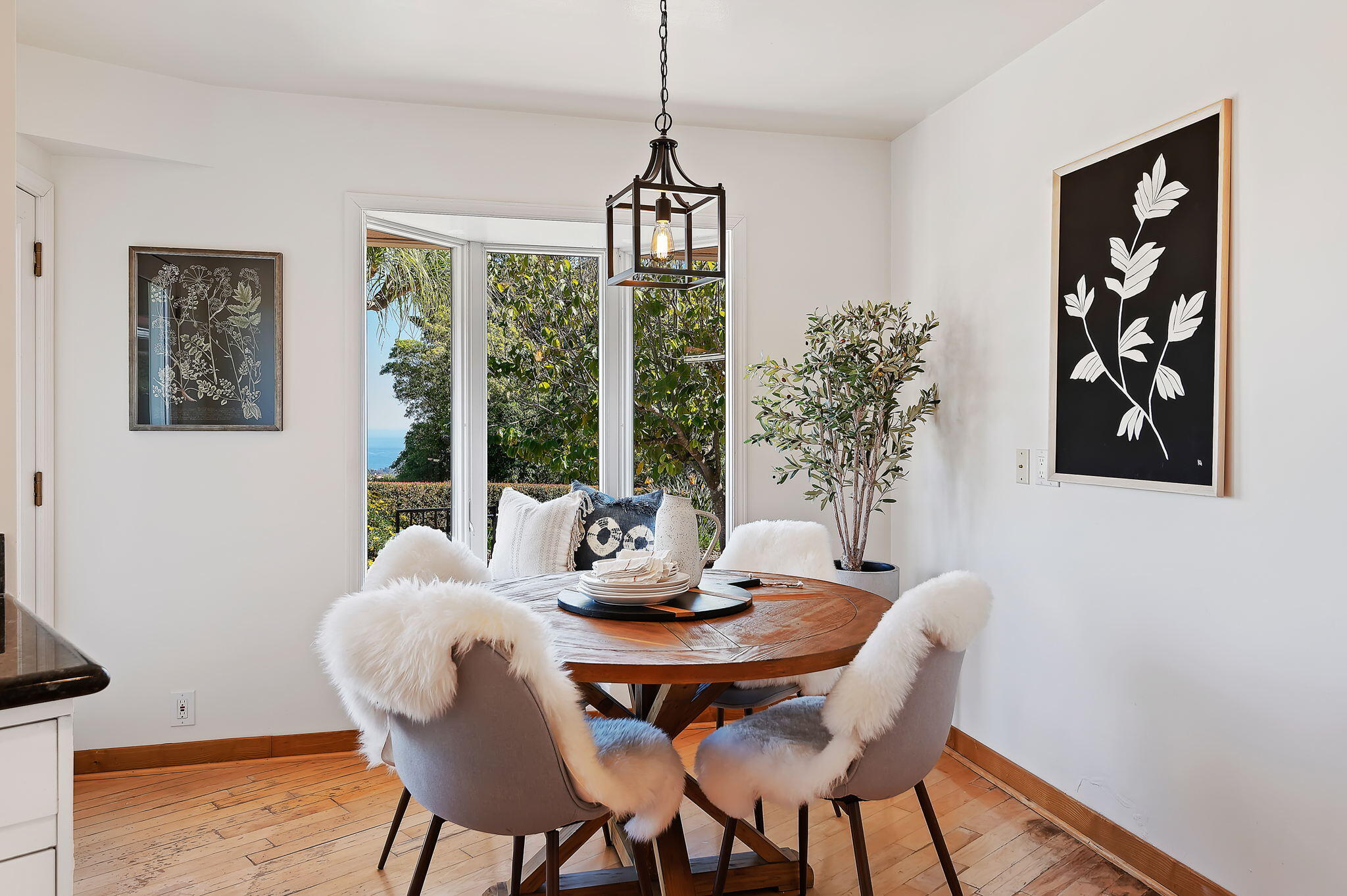 1060 Las Alturas Road Santa Barbara, CA 93103 - Photo 17 of 52 Breakfast Nook