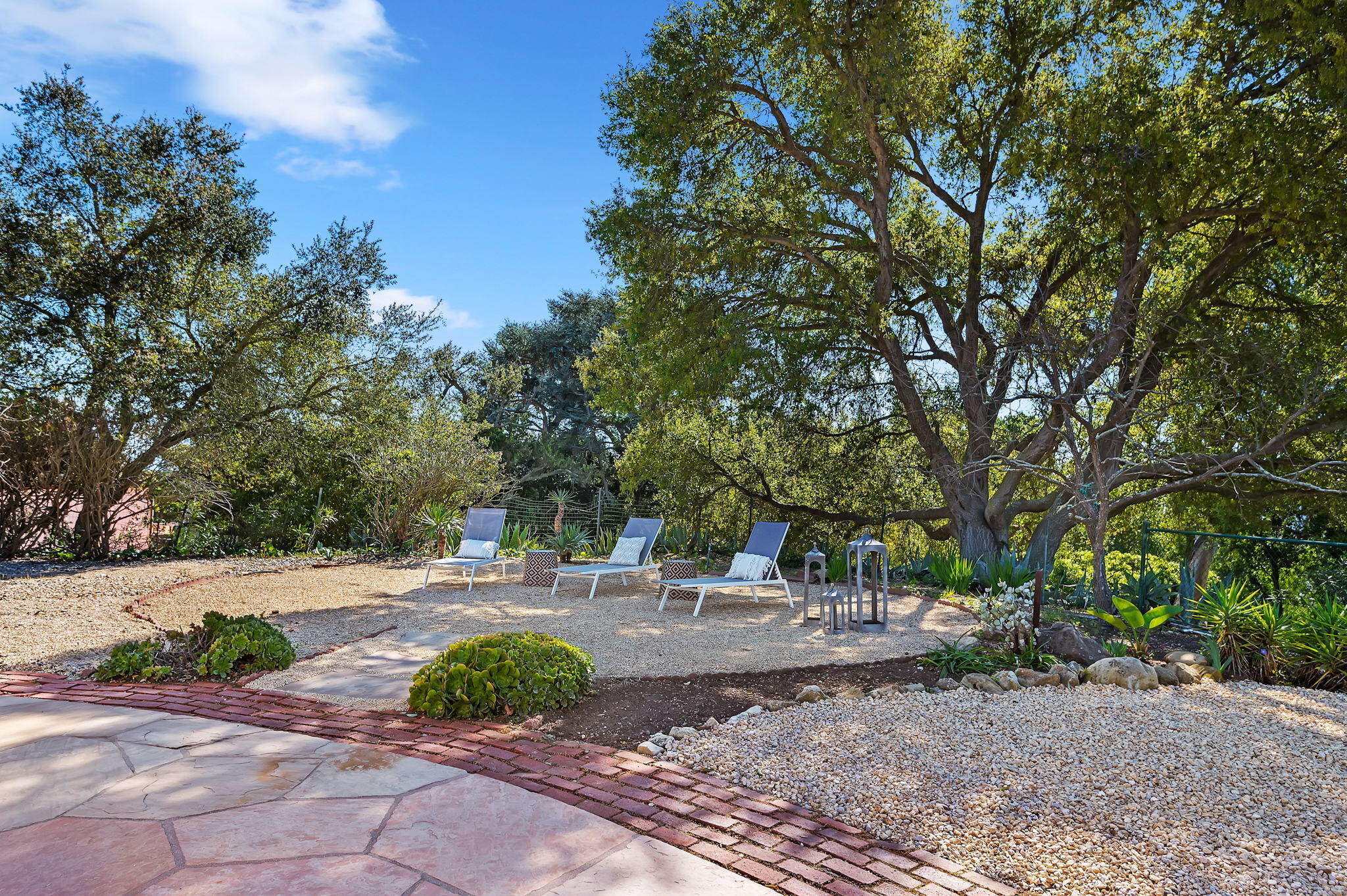 1060 Las Alturas Road Santa Barbara, CA 93103 - Photo 25 of 52 Apartment Seating Area