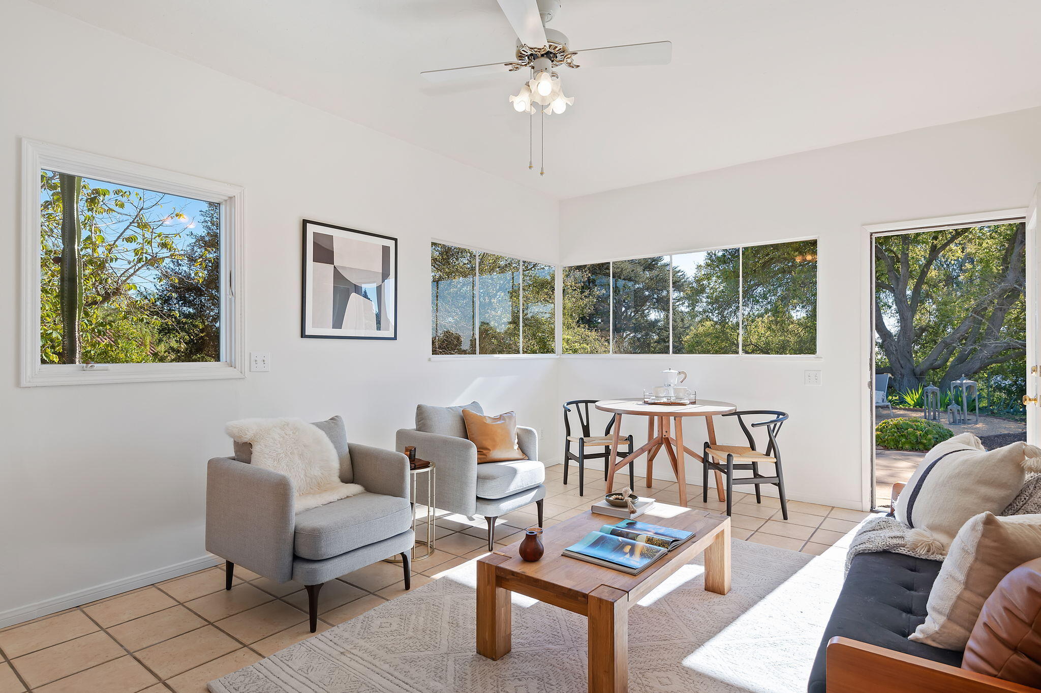 1060 Las Alturas Road Santa Barbara, CA 93103 - Photo 26 of 52 Apartment Living Room
