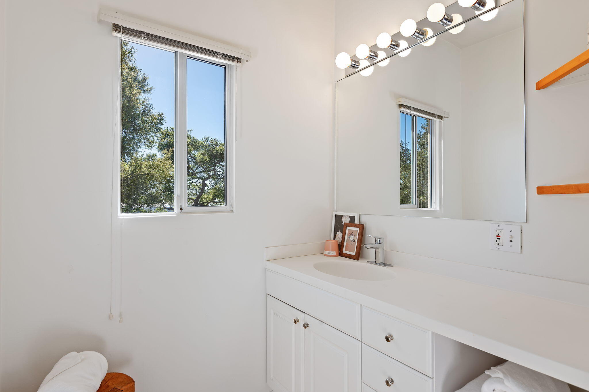 1060 Las Alturas Road Santa Barbara, CA 93103 - Photo 29 of 52 Apartment Bathroom