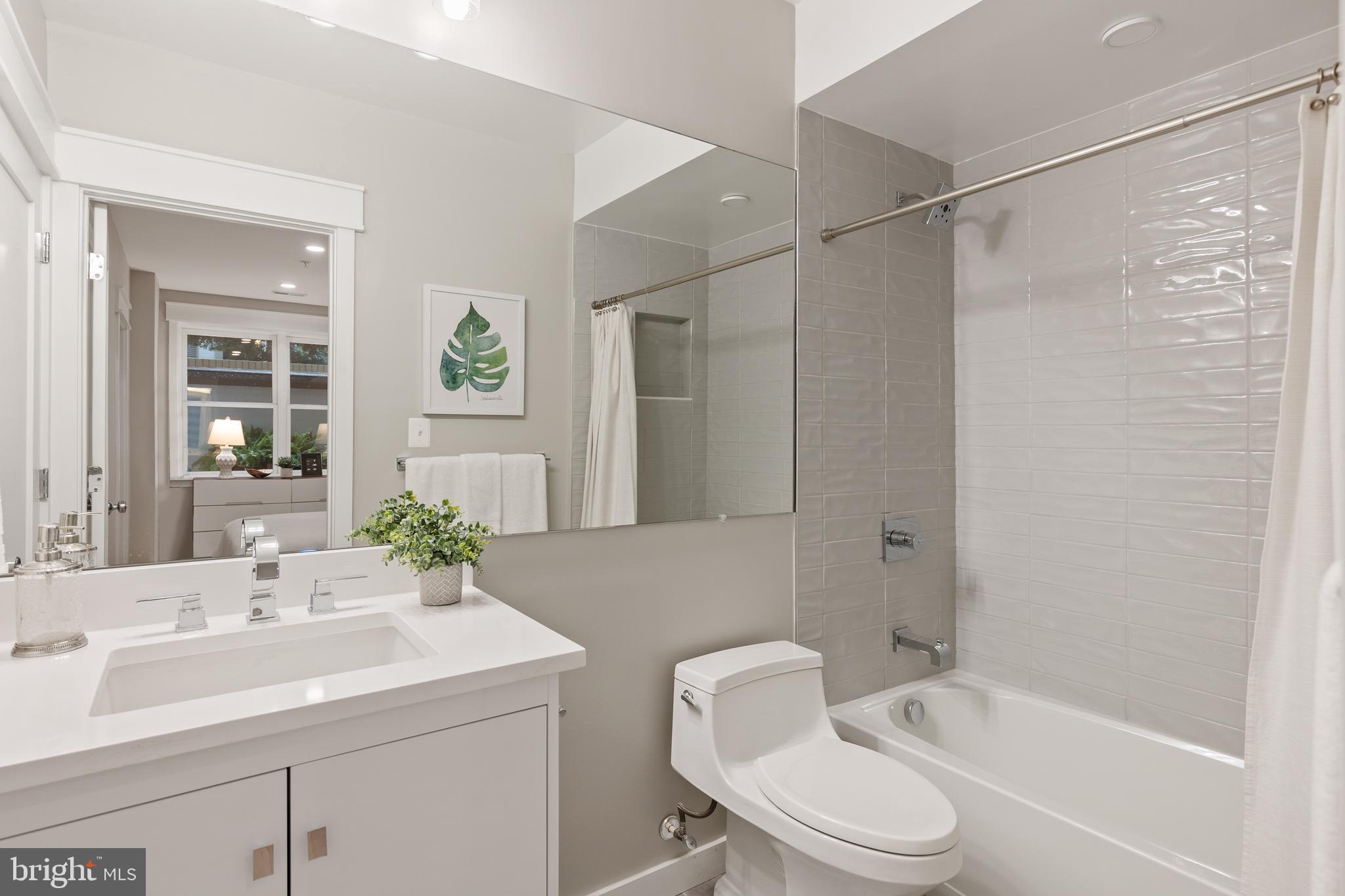 412 D Street Southeast, Unit B Washington, DC 20003 - Photo 24 of 26 Guest Suite