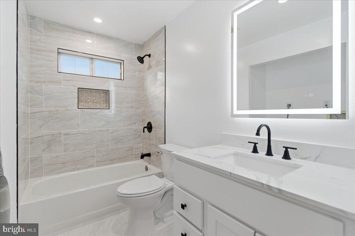 9409 Silver Fox Turn Clinton, MD 20735 - Photo 23 of 33 a bathroom with a toilet a sink and bathtub