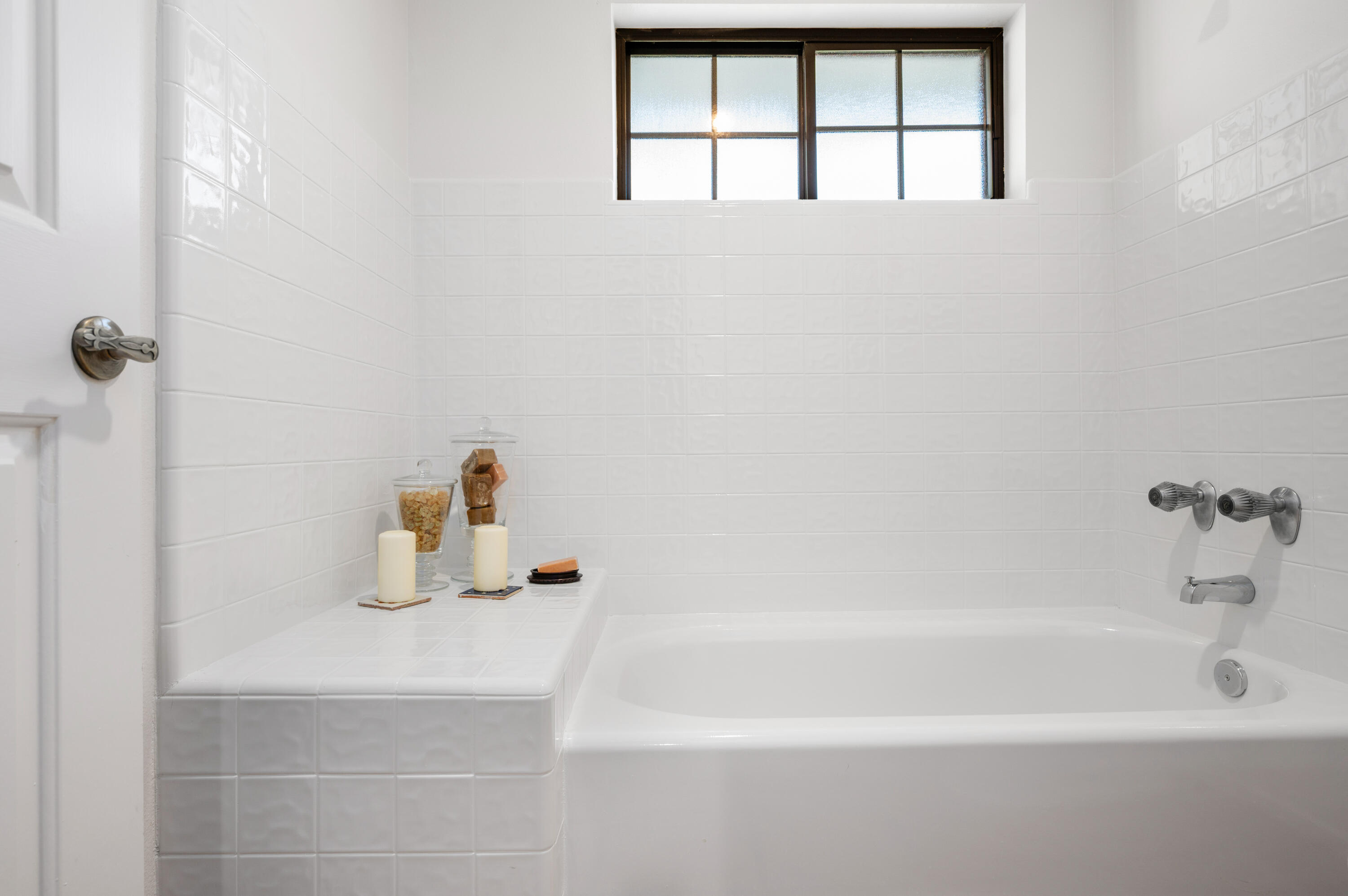760 Falcon Ridge Lane Buellton, CA 93427 - Photo 24 of 51 a close view of a bathtub in a bathroom