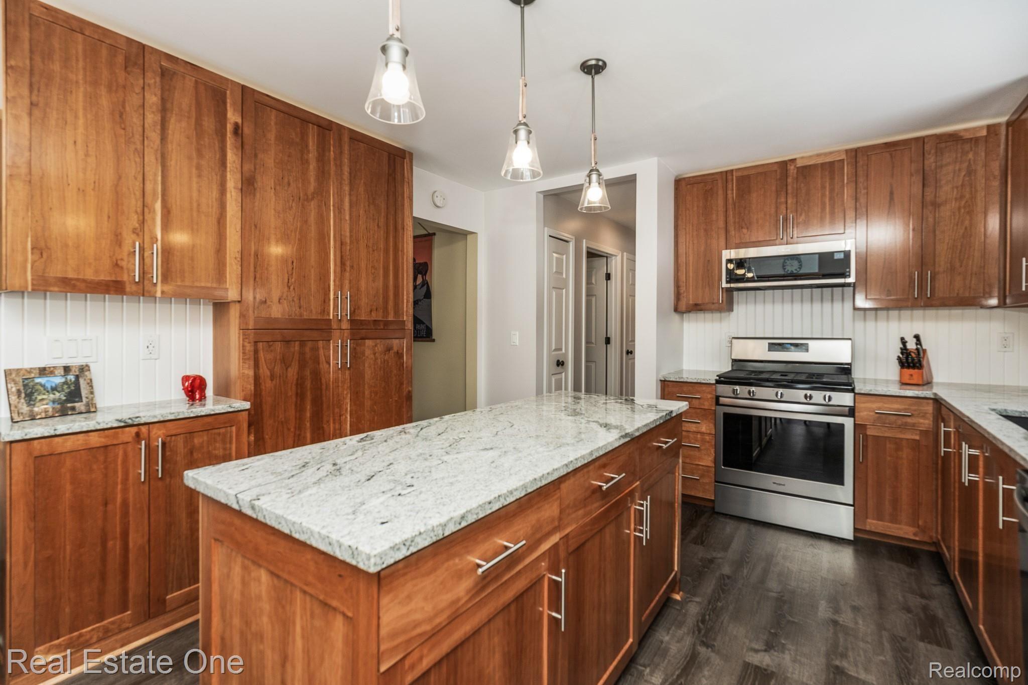 1372 Pembroke Drive Rochester, MI 48307 - Photo 11 of 40 1372 Pembroke MLS-W007.jpg