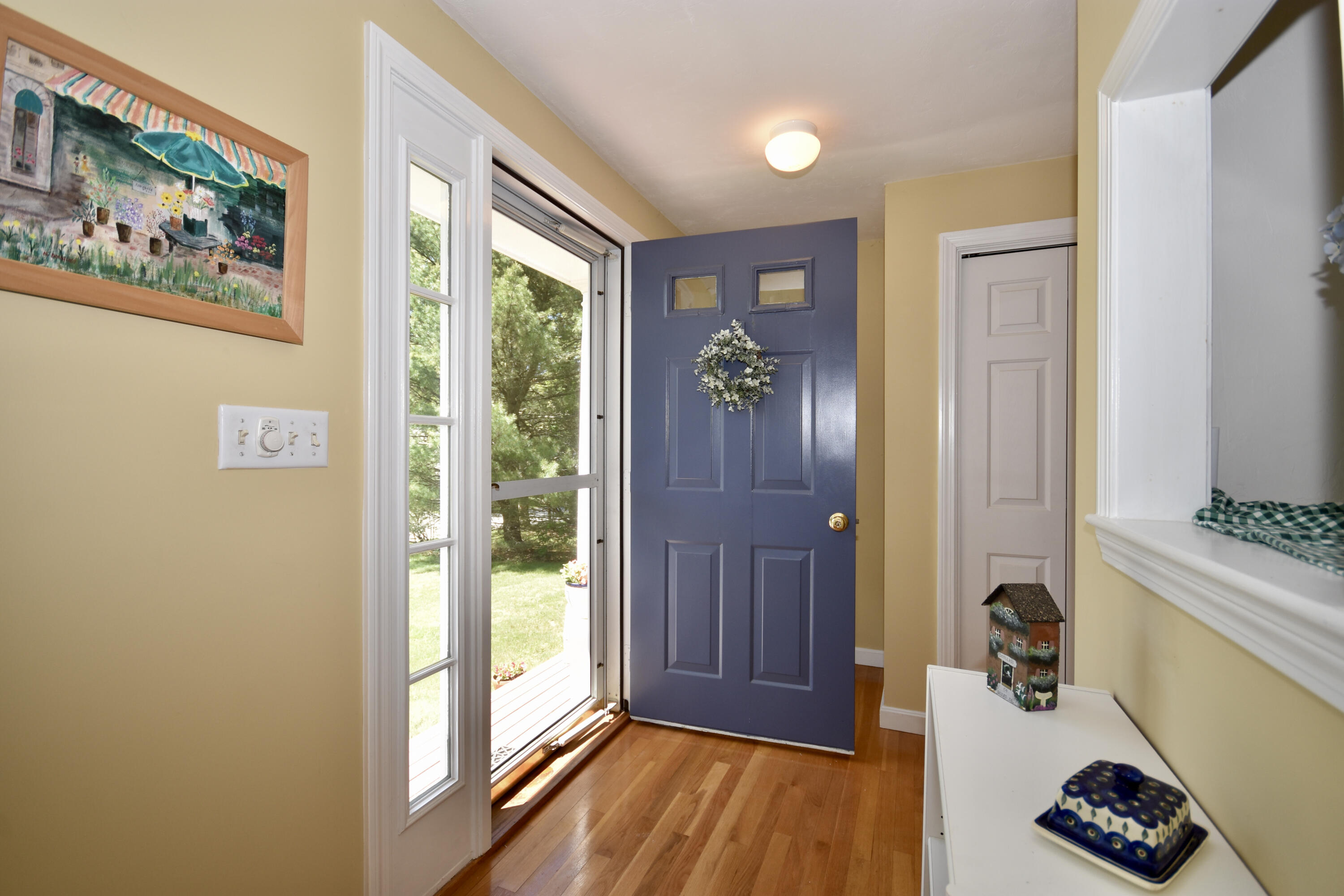 54 Snead Drive Mashpee, MA 02649 - Photo 7 of 32 a bathroom with a tub and a window