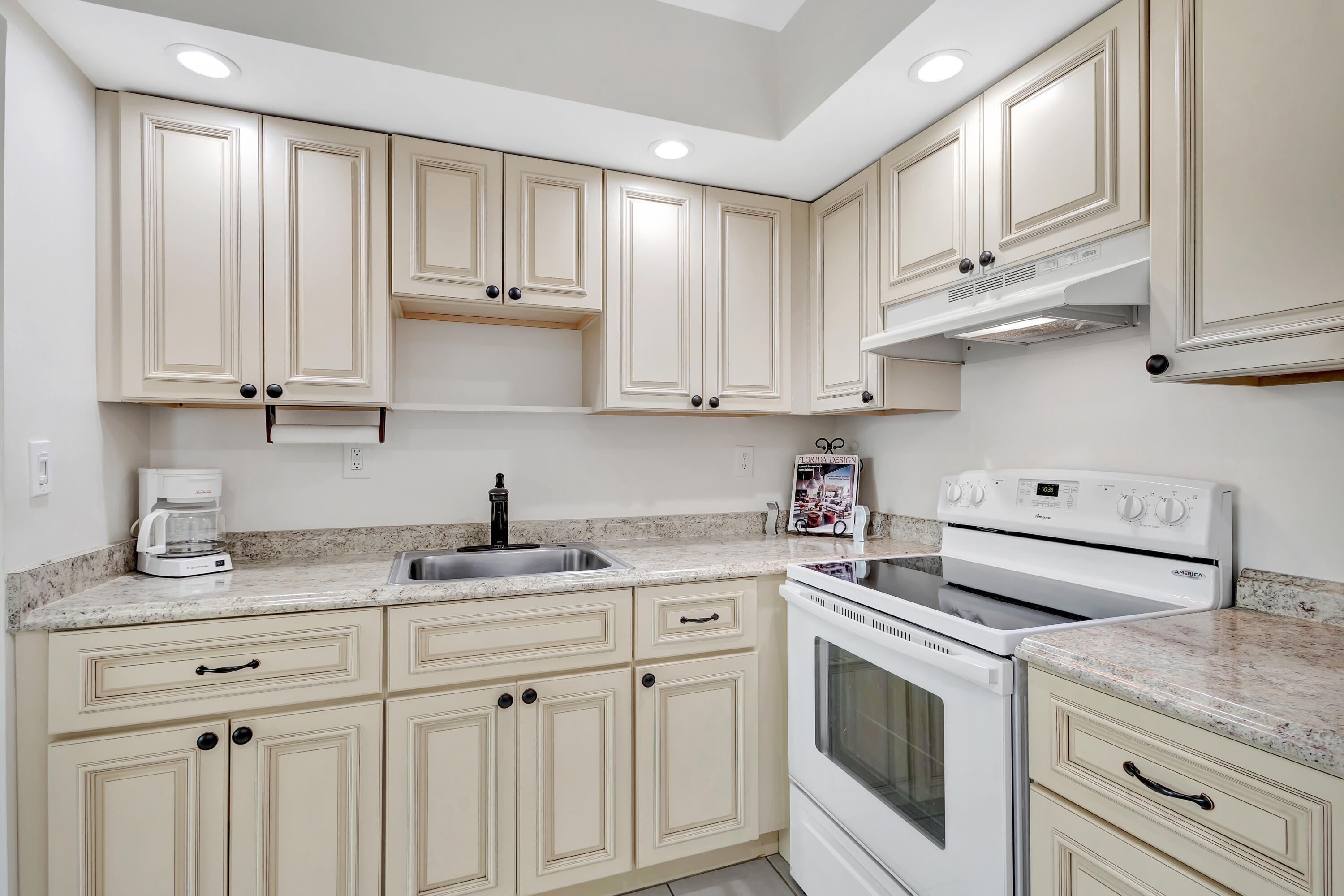 161 Normandy Lane, Unit D Delray Beach, FL 33484 - Photo 4 of 83 NEUTRAL PALETTE