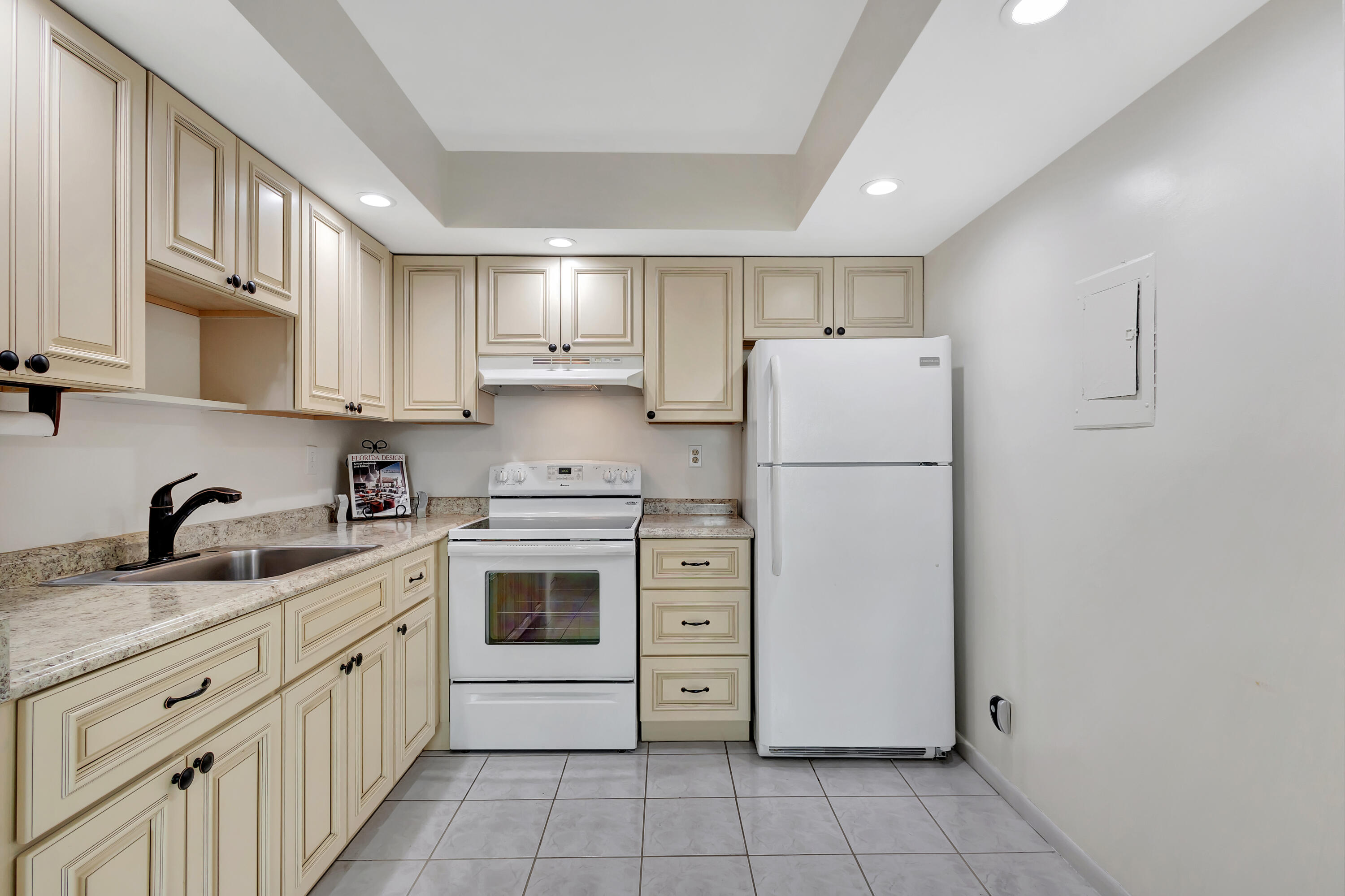 161 Normandy Lane, Unit D Delray Beach, FL 33484 - Photo 6 of 83 LIGHT AND BRIGHT