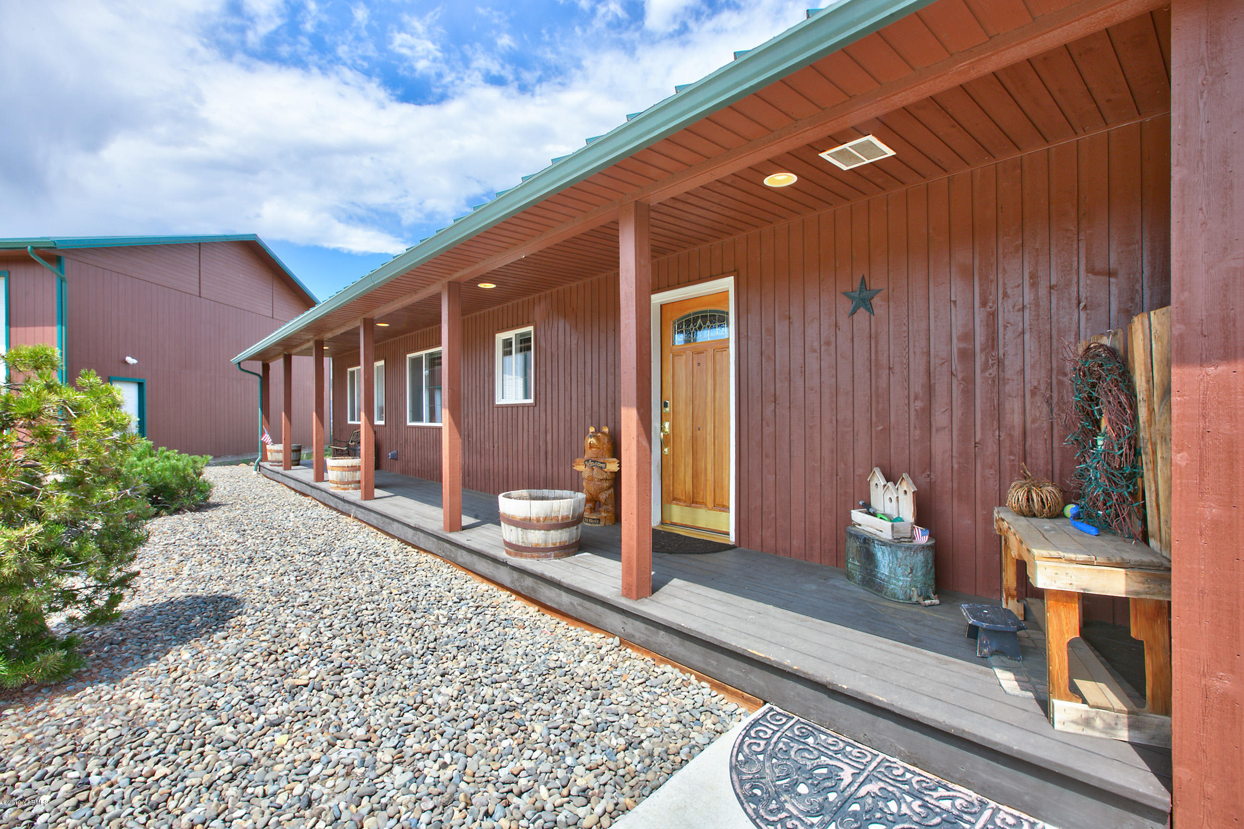 191 Mini Pines Road Yakima, WA 98903 - Photo 3 of 27 a view of a house with a patio