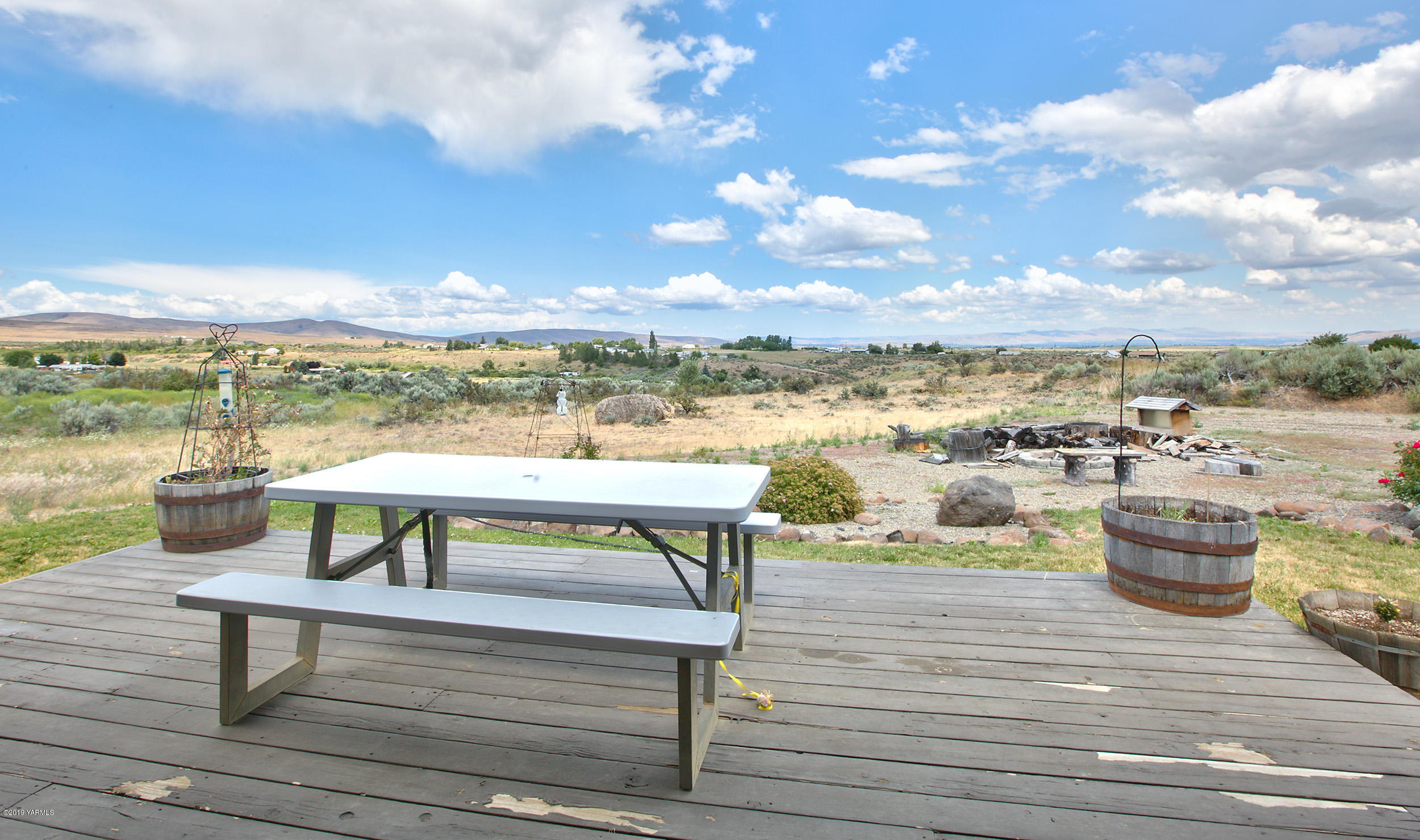 191 Mini Pines Road Yakima, WA 98903 - Photo 22 of 27 a view of a terrace with outdoor seating
