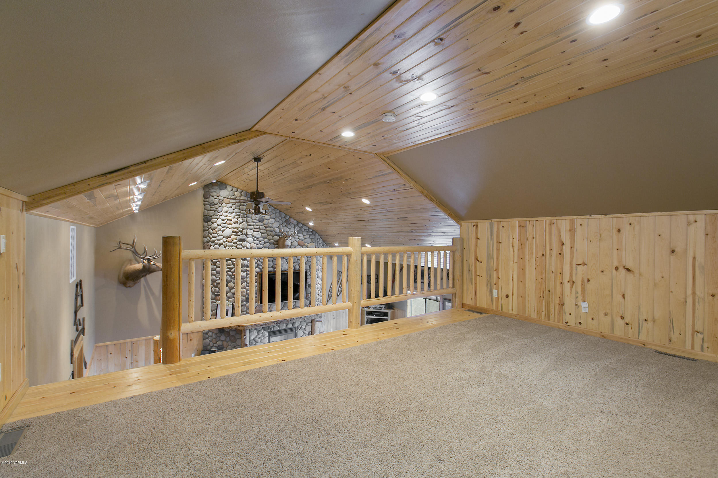 191 Mini Pines Road Yakima, WA 98903 - Photo 8 of 27 a view of a hallway with entryway