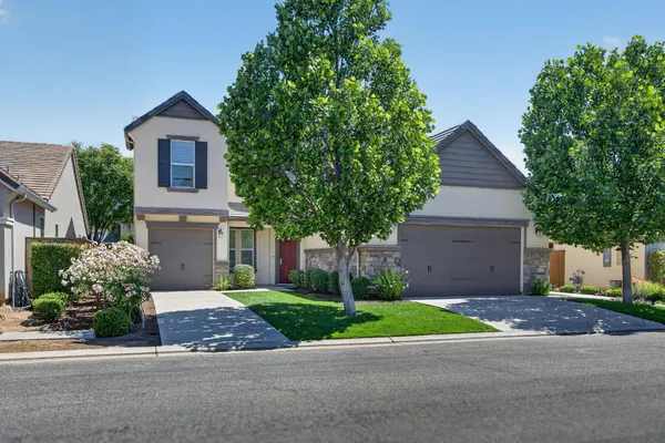 $685,000 | 1813 North Paddington Lane, Clovis, CA 93619