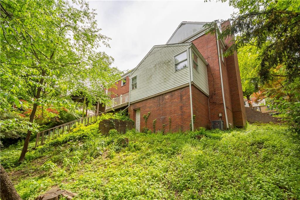 1580 Williamsburg Road Pittsburgh, PA 15243 - Photo 33 of 41 a backyard of a house with lots of green space