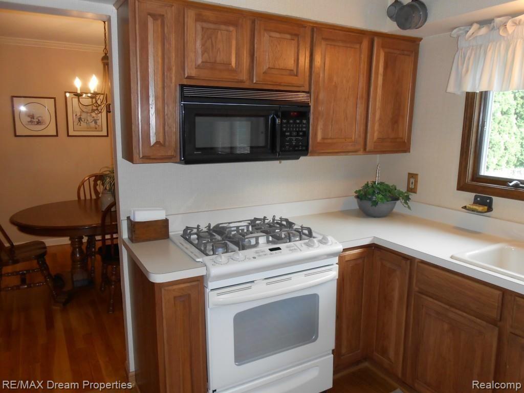 1641 Nantucket Road Plymouth, MI 48170 - Photo 9 of 27 DSCN1320.jpg