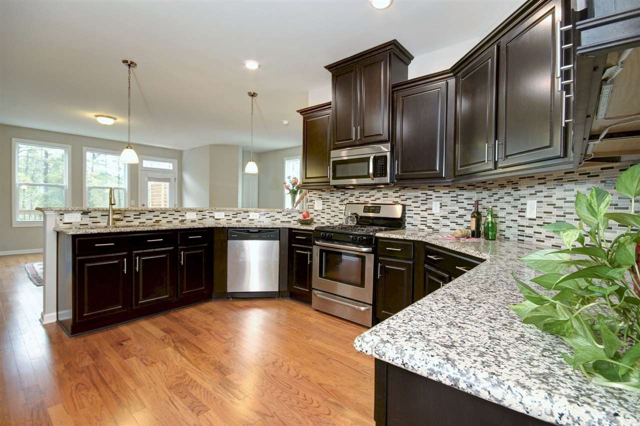 Gas stove, lots of cabinet and counter space ,plus eat in kitchen bar Chef's Kitchen!