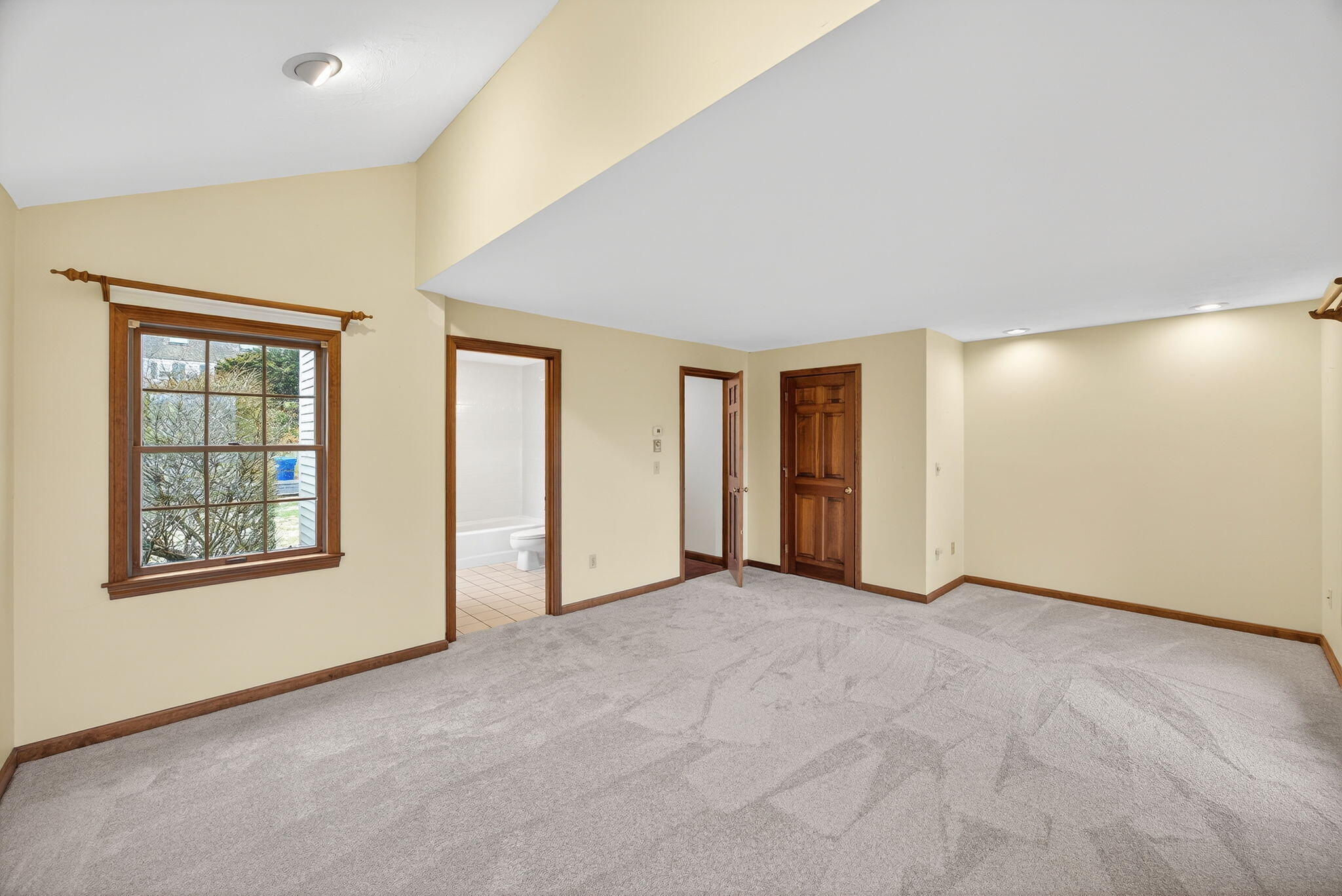 4 Earl Road East Sandwich, MA 02537 - Photo 33 of 63 an empty room with windows and closet
