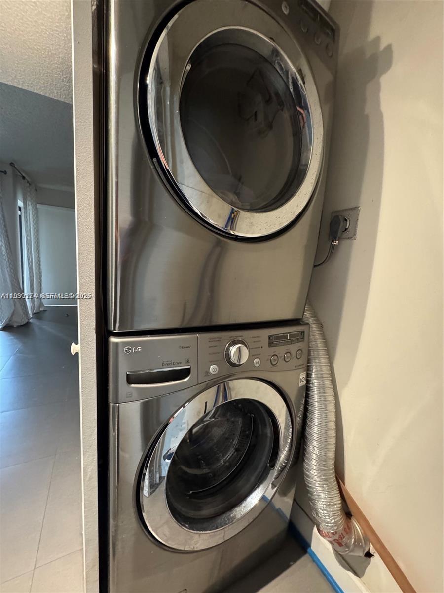 1226 North Hiatus Road, Unit 1226 Pembroke Pines, FL 33026 - Photo 9 of 10 a utility room with dryer and washer