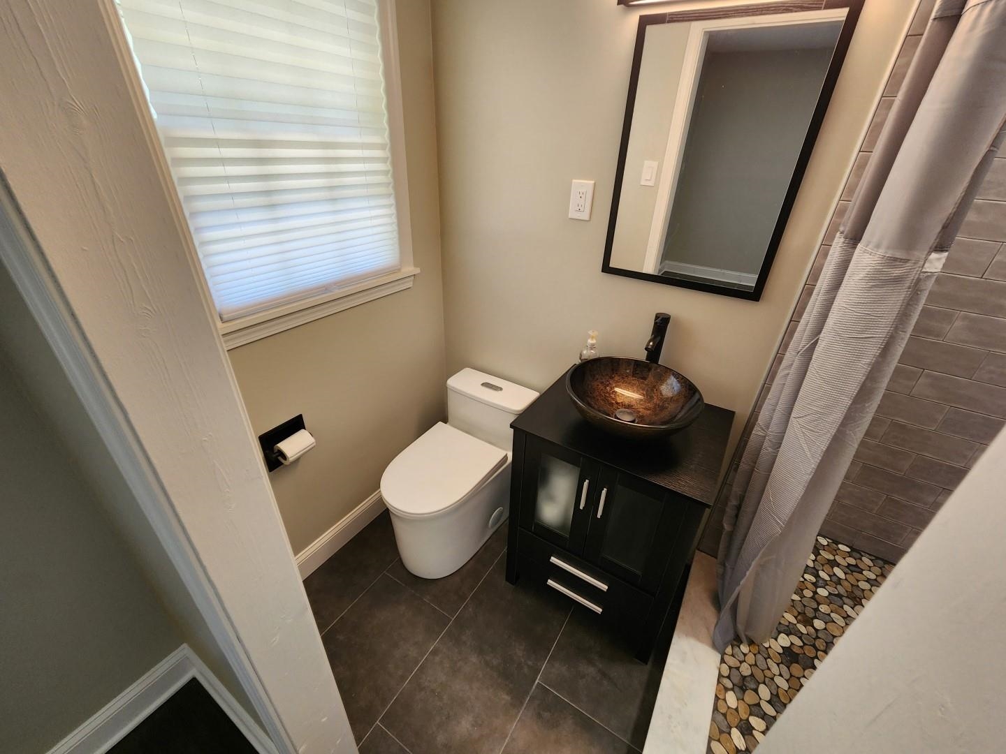 5259 Sequoia Road Memphis, TN 38120 - Photo 29 of 36 a bathroom with a toilet and a sink