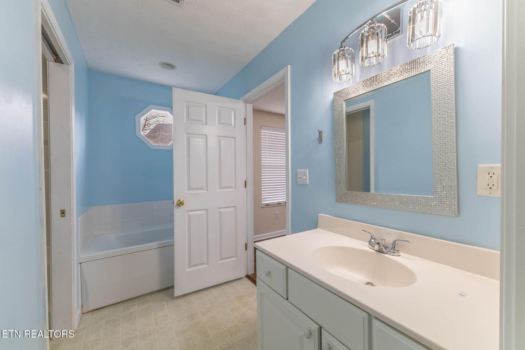 529 Pebble Creek Road Knoxville, TN 37918 - Photo 18 of 26 Bath