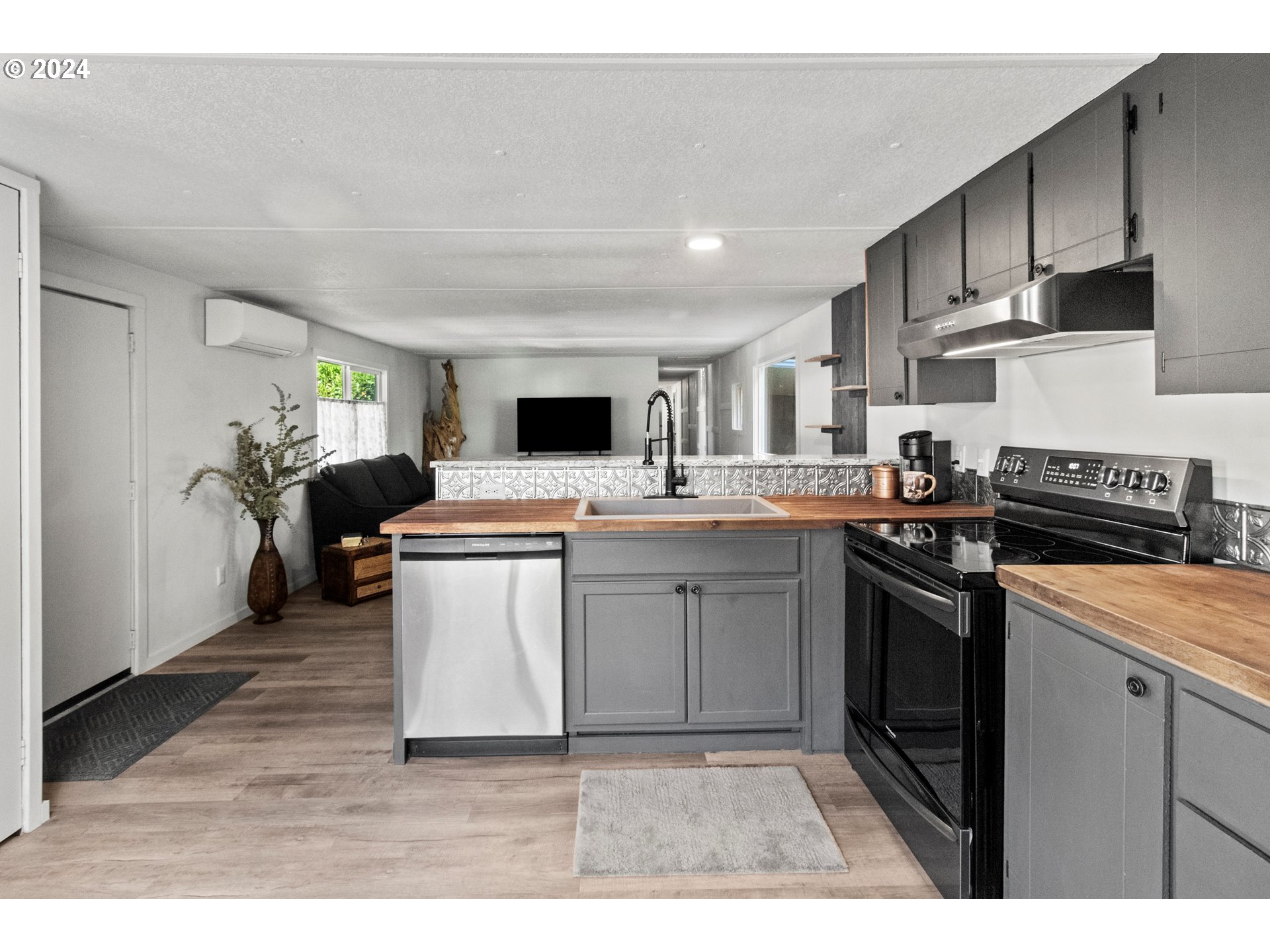 1400 Candlelight Drive, Unit 185 Eugene, OR 97402 - Photo 24 of 46 Kitchen/Family Room