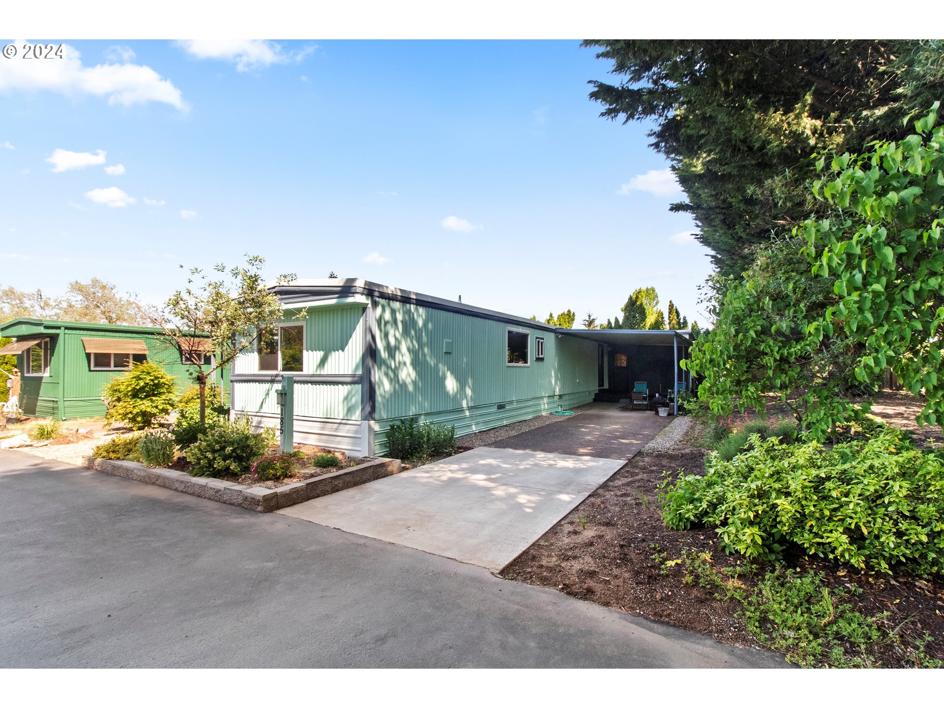 1400 Candlelight Drive, Unit 185 Eugene, OR 97402 - Photo 3 of 46 Driveway