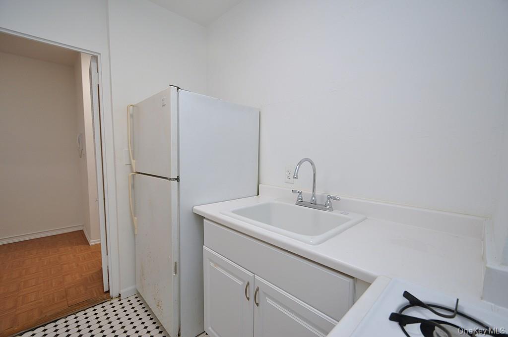 281 Garth Road, Unit B6D Scarsdale, NY 10583 - Photo 9 of 35 Kitchen