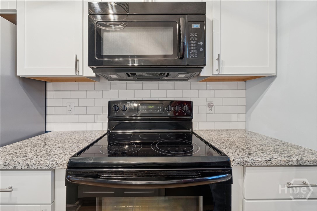 7206 Garfield Street Savannah, GA 31406 - Photo 11 of 29 Stove, oven and microwave