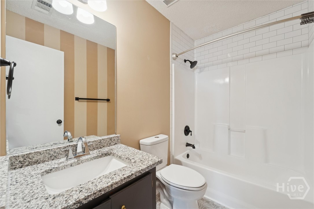 7206 Garfield Street Savannah, GA 31406 - Photo 23 of 30 Guest bathroom with combo shower/tub and granite counters