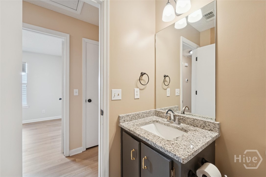 7206 Garfield Street Savannah, GA 31406 - Photo 24 of 30 Guest bathroom with combo shower/tub and granite counters