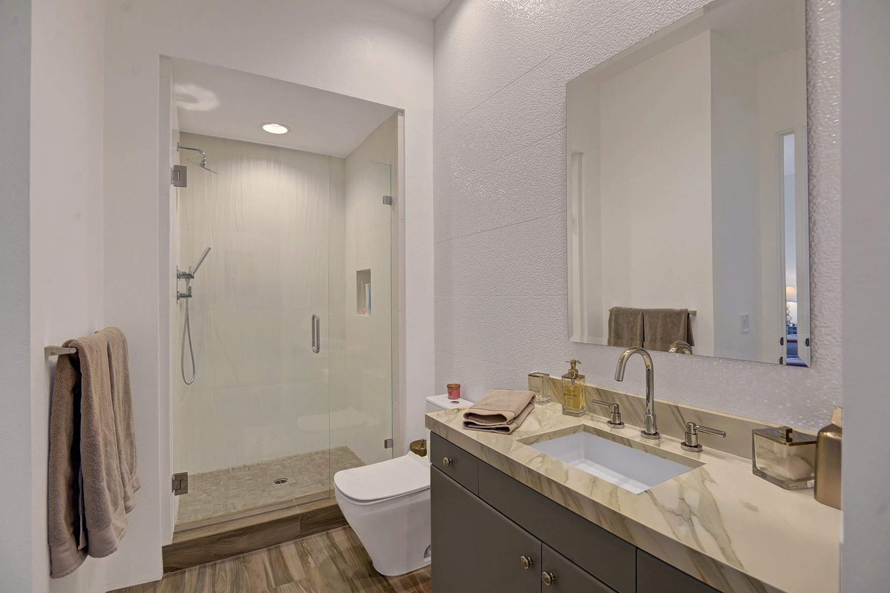 79593 Pomo La Quinta, CA 92253 - Photo 31 of 39 GUEST BATHROOM