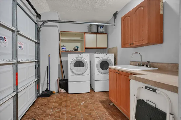 $382,000 | 5550 Lakewood Circle South, Unit H, Margate, FL 33063