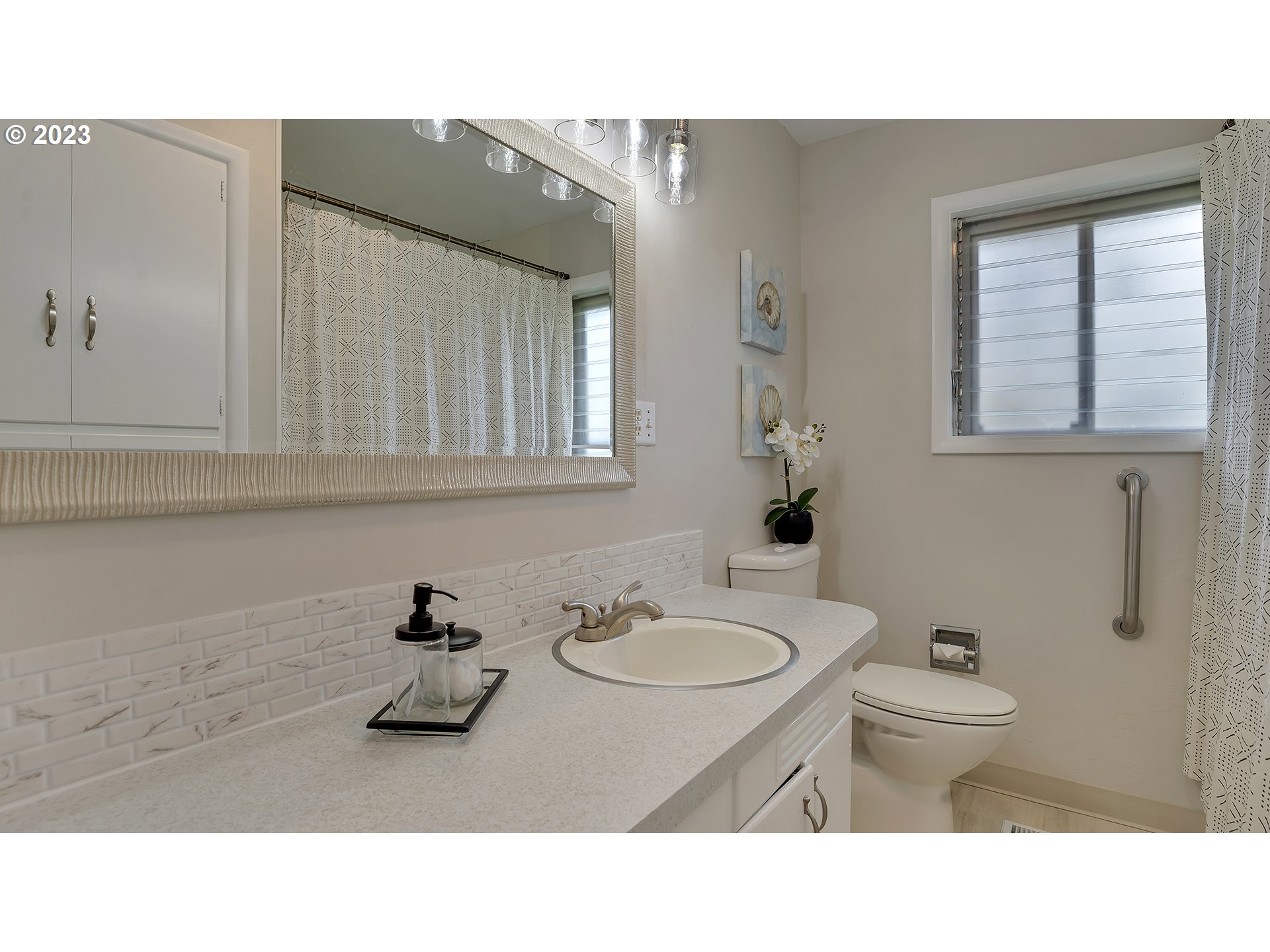 163 Northwest Reed Lane Dallas, OR 97338 - Photo 17 of 30 a bathroom with a sink toilet a mirror and bathtub