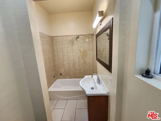 $3,100 | 750 East 40th Place, Unit 750, Los Angeles, CA 90011