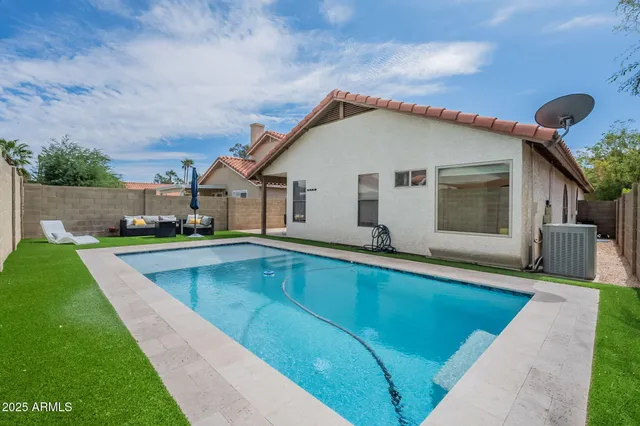 a view of a backyard