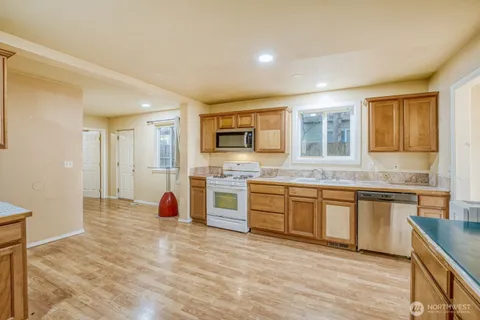 $500,000 | 24006 26th Avenue South, Des Moines, WA 98198