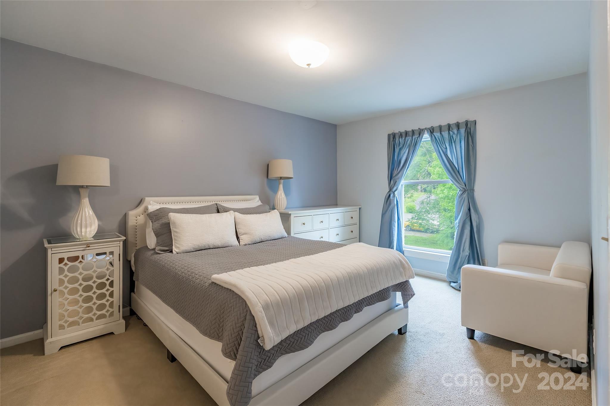430 Queens Road, Unit 322 Charlotte, NC 28207 - Photo 11 of 20 a bedroom with a bed and a couch