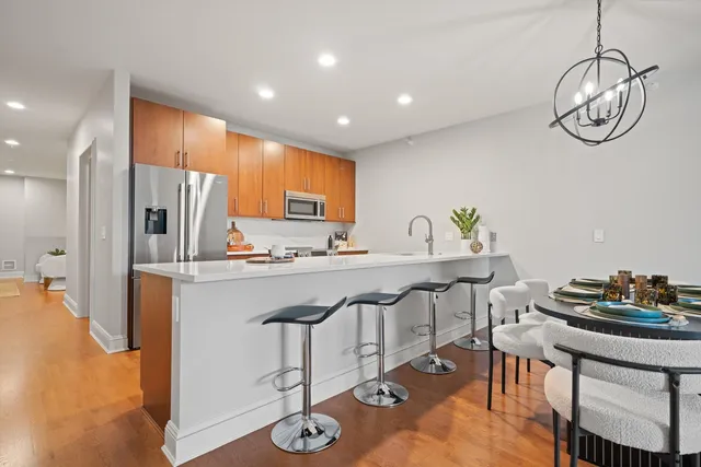 $1,170,000 | 850 North Lake Shore Drive, Unit 202, Chicago, IL 60611