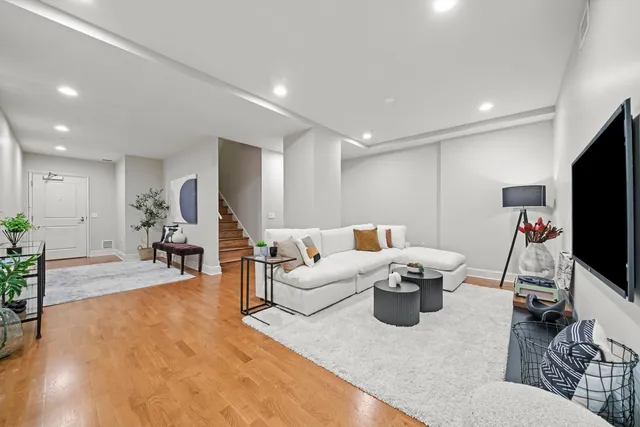 $1,170,000 | 850 North Lake Shore Drive, Unit 202, Chicago, IL 60611