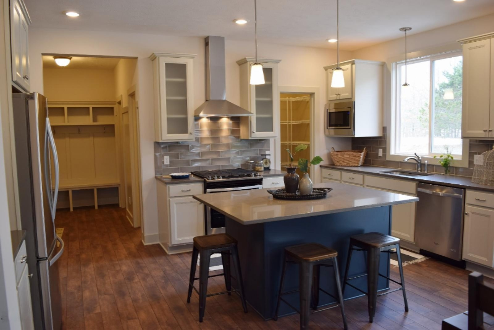 2085 East View Drive Jenison, MI 49428 - Photo 3 of 13 Open kitchen w/ island