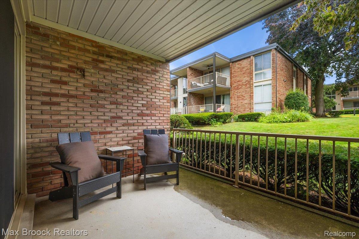 4041 West Maple Road, Unit 101 Bloomfield Hills, MI 48301 - Photo 17 of 20 Covered Patio