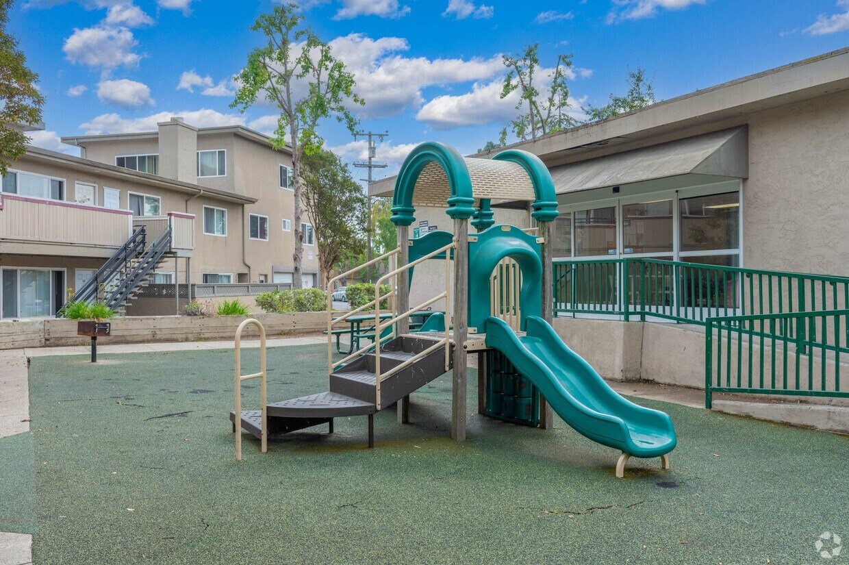 30 Novato Street San Rafael, CA 94901 - Photo 4 of 8 a roof deck with table and chairs