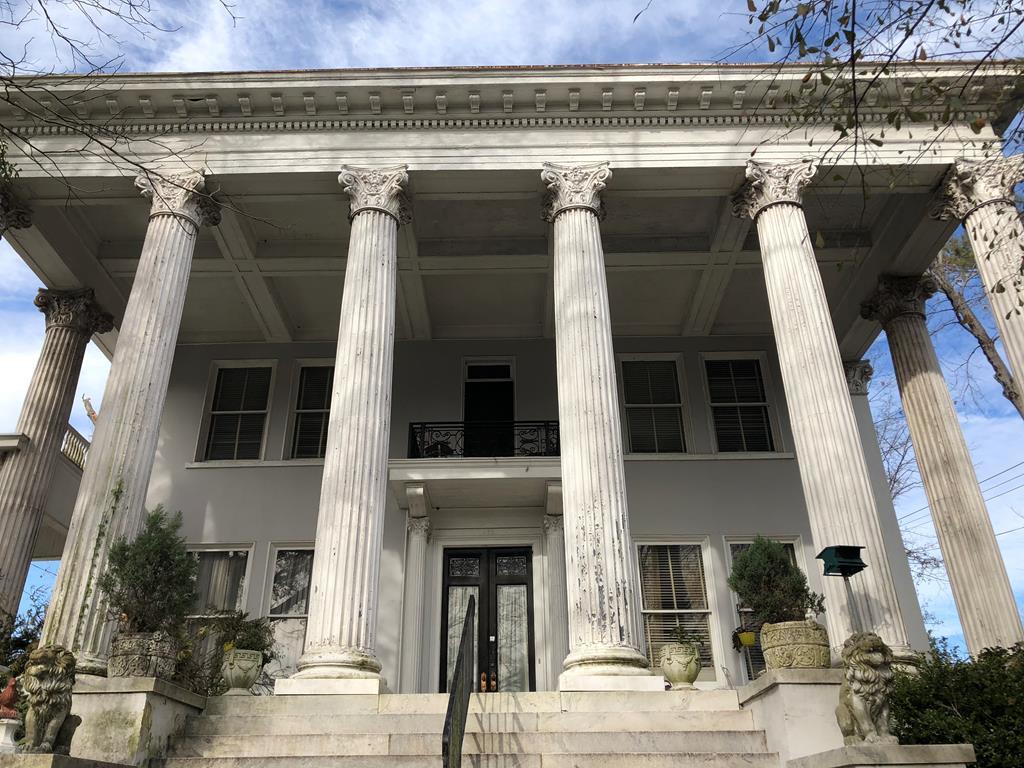 a view of walk in closet