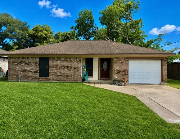 $179,900 | 725 East Plum Street, Angleton, TX 77515