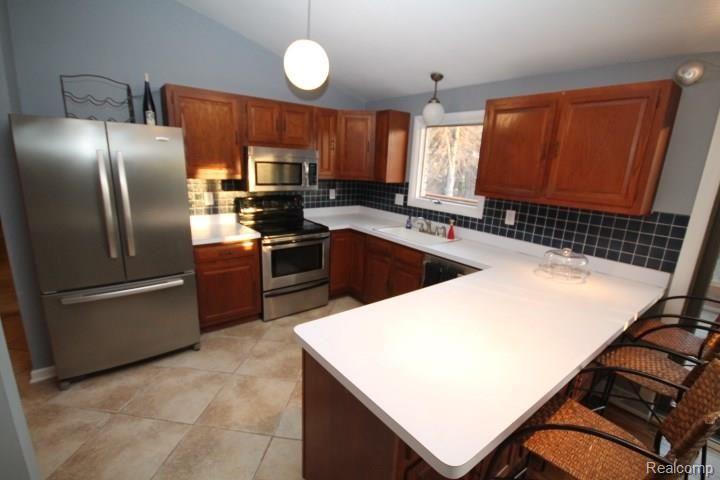 1083 Kingsview Avenue Rochester, MI 48309 - Photo 6 of 31 IMG_4216.jpg