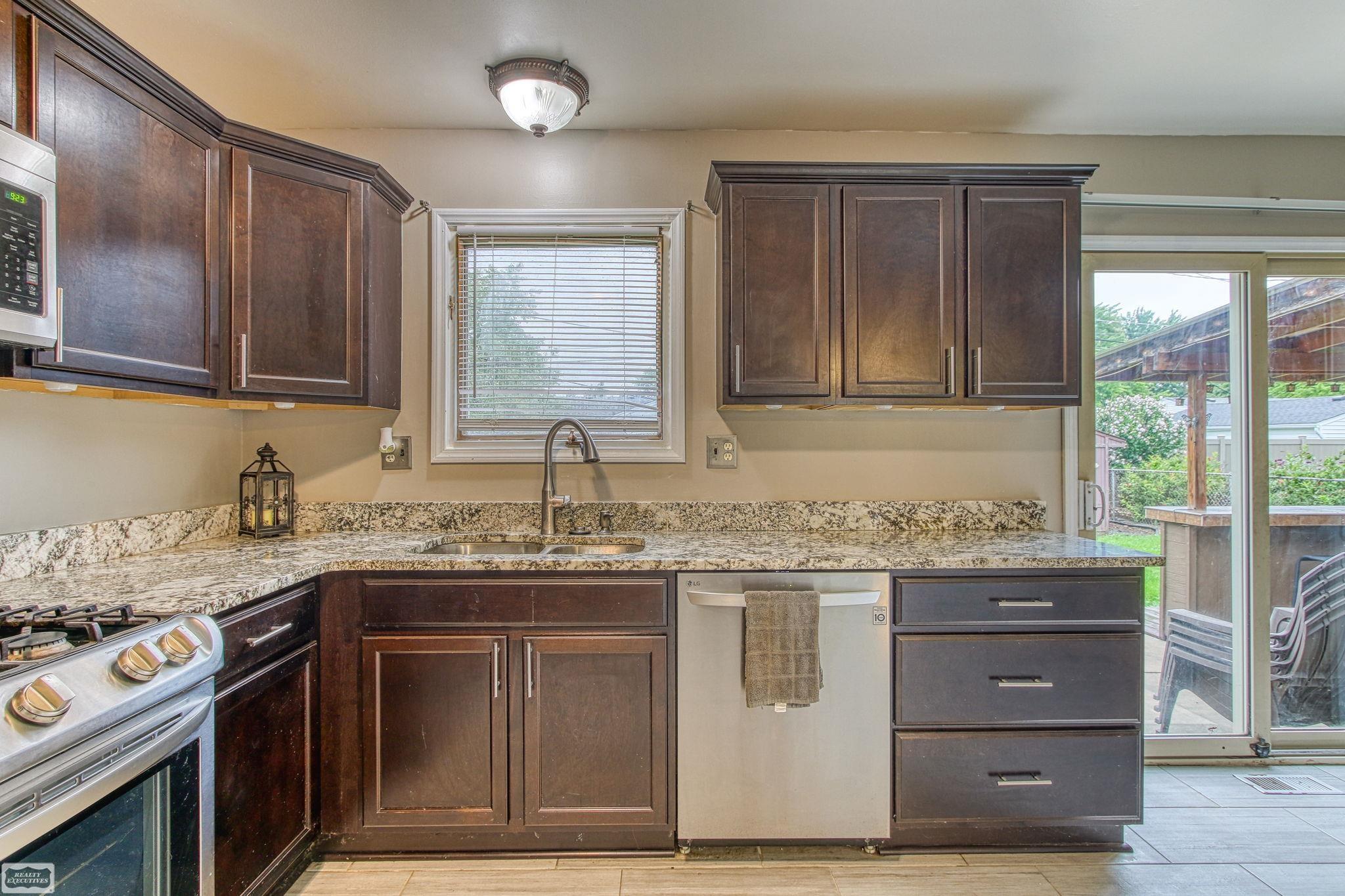 18527 Bittersweet Road Fraser, MI 48026 - Photo 17 of 46 50120102-16.JPG