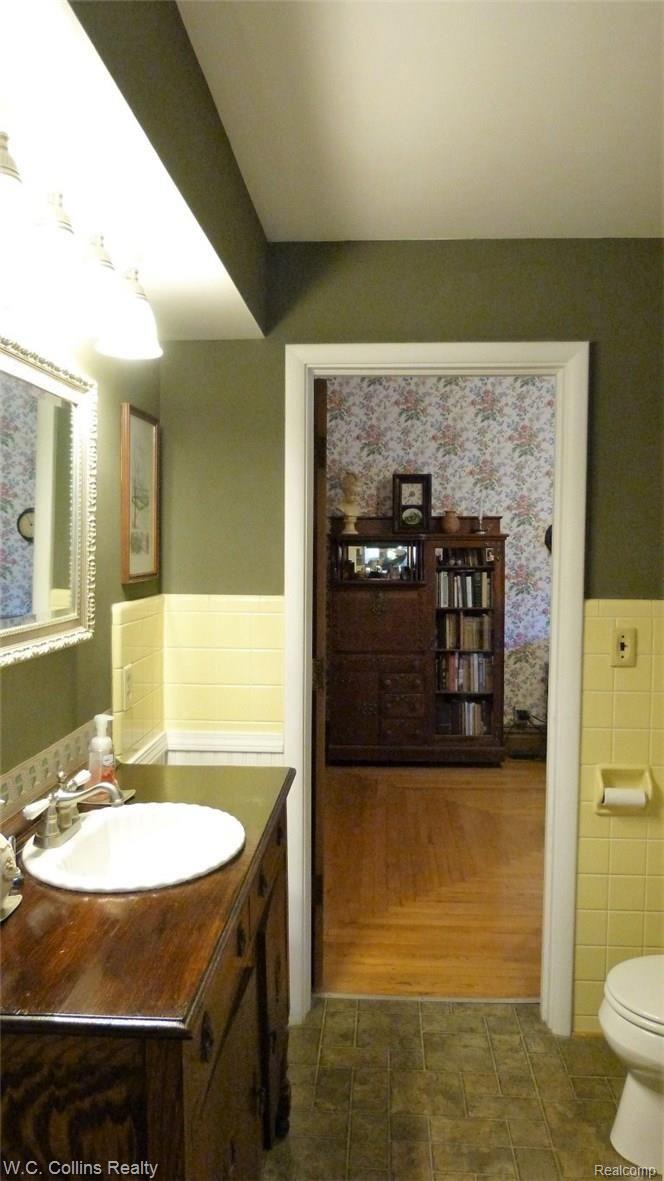338 North Bailey Street Romeo, MI 48065 - Photo 21 of 35 19 full bath (Medium).jpg