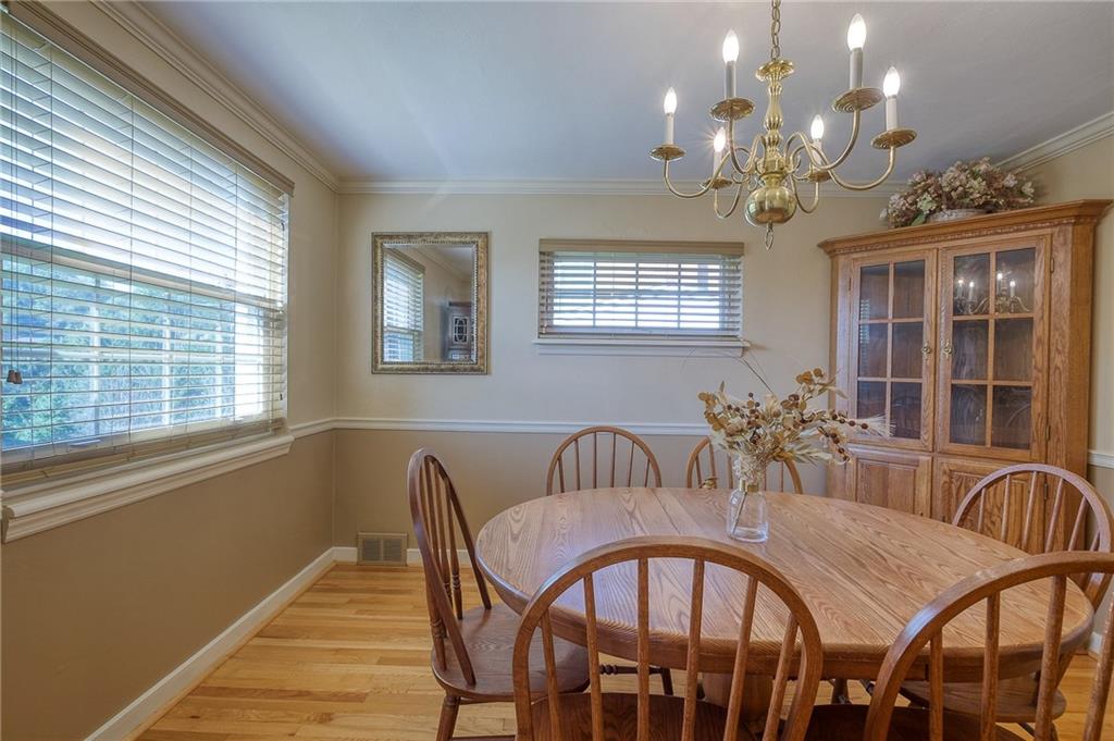 2346 Crestview Road Pittsburgh, PA 15216 - Photo 12 of 25 Dining room