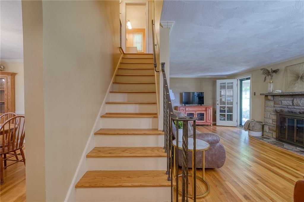 2346 Crestview Road Pittsburgh, PA 15216 - Photo 8 of 25 Entry